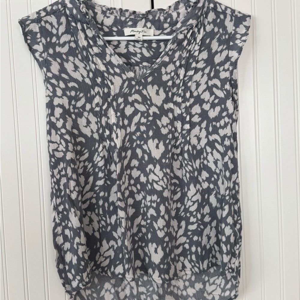 Monday Fun Summer Alvena Women's Gray and White Blouse - Size XS